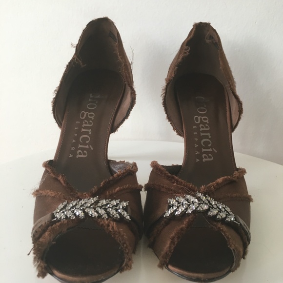 PEDRO GARCIA FRAYED SATIN SILK OPEN TOE HEELS W/ VINTAGE BROOCH SZ 42/US 11 - Picture 2 of 8